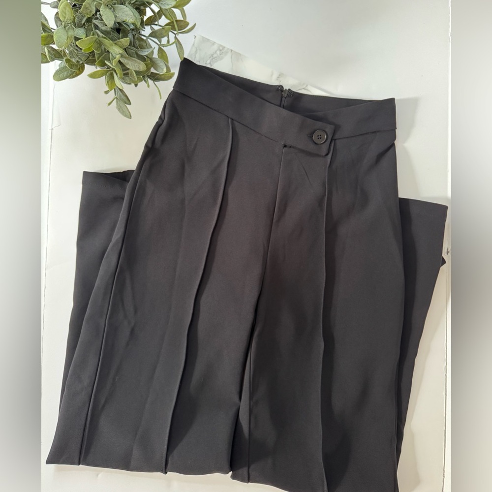 SHEIN dress pants size M (US 6) NWOT. Pleats ,wide leg,Zips & clasp from back